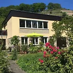 Sonja Am Weinberg